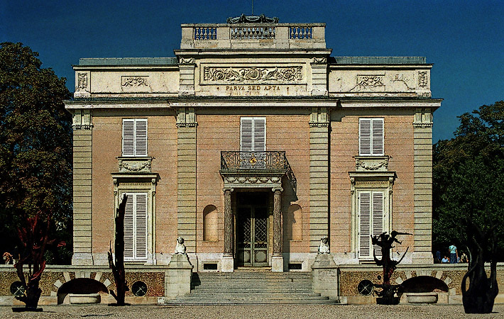 La façade du château de Bagatelle devant la cour d’honneur.