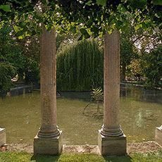 Une colonnade corinthienne dans le parc Monceau.