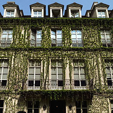 L’hôtel Pavillon de la Reine dans la place des Vosges.