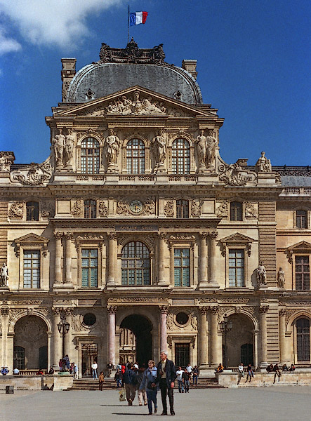 L’aile Sully, l’entrée à la cour Napoléon.