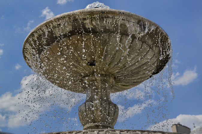 Des gouttes d’eau tombant dans une fontaine du square Louis XIII.
