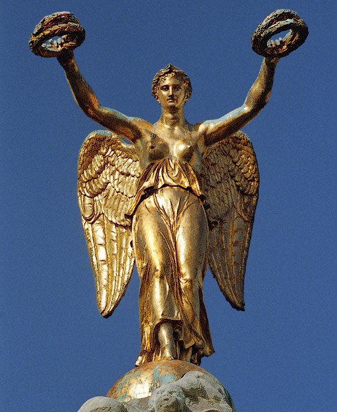 «La Victoire», la sculpture au sommet de la fontaine des Palmiers.
