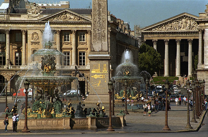L’hôtel de Coislin, la fontaine des Mers, l’obélisque de Louqsor, la fontaine des Fleuves et l’église de la Madeleine dans la place de la Concorde.