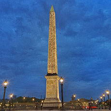 La place de la Concorde et l’Obélisque de Louxor la nuit.
