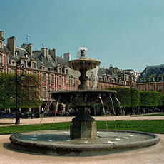 Une fontaine dans le square Louis XIII.
