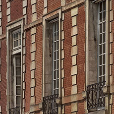 Trois châssis fenêtres tordus dans la place des Vosges.