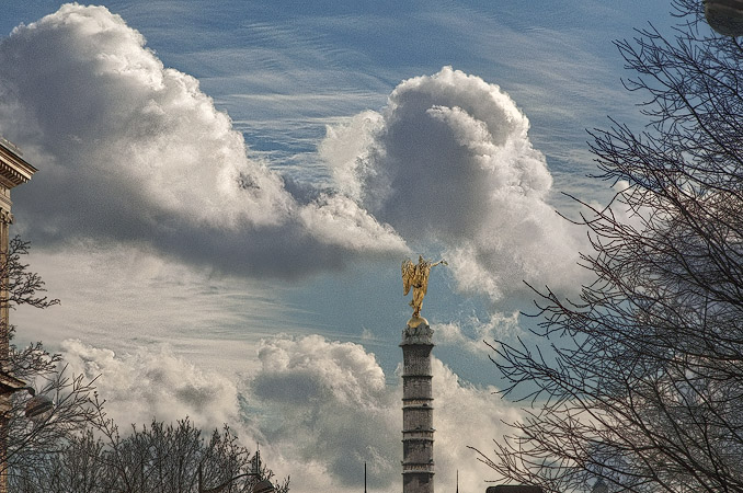 Clouds floating behind la fontaine des Palmiers and la place du Châtelet.