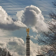 Clouds floating behind la fontaine des Palmiers and la place du Châtelet.