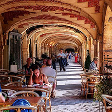Les arcades du Café Hugo dans la place des Vosges.