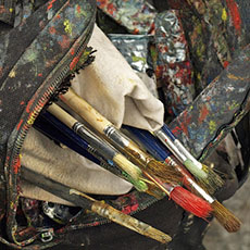 Des pinceaux dans un sac d’un artiste dans la place Georges-Pompidou.