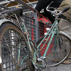 Un vélo tordu et vandalisé attaché à une barrière à côté du centre Pompidou.
