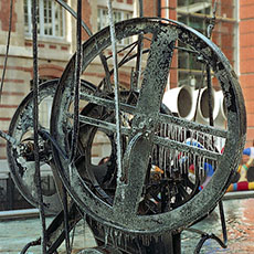 Une sculpture de Jean Tinguely givrée dans la fontaine Stravinsky à côté du centre Pompidou.