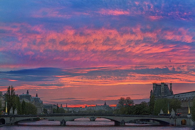Un coucher de soleil sur le pont du Carrousel et la Seine.
