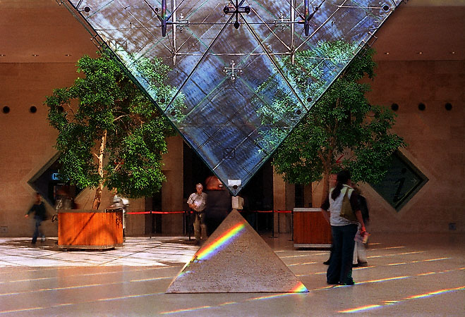 Des arcs-en-ciel projetés par la Pyramide Inversée du Carrousel du Louvre.