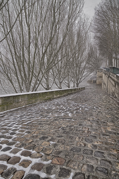 Une rampe menant vers le quai des Tuileries dans une tempête de neige.