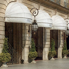 L’entrée de l’Hôtel Ritz dans la place Vendôme.