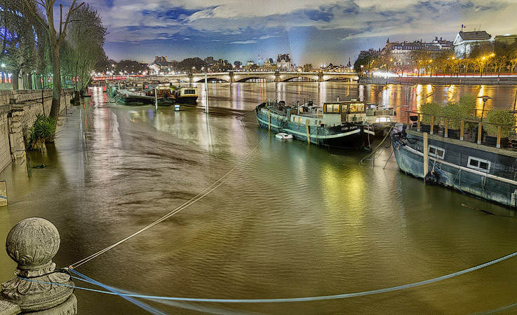 Le pont de la Concorde et des bateaux-restaurants sur la Seine lors des crues de janvier 2018.
