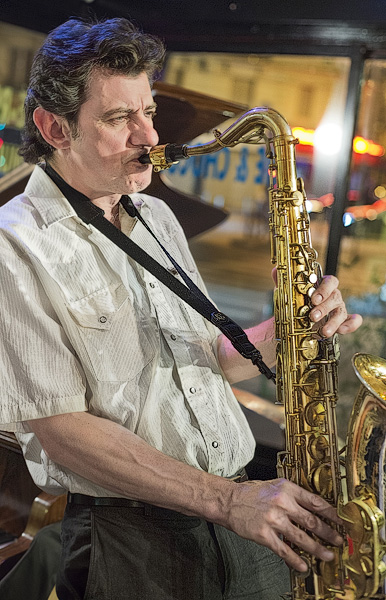 Un américain joue du saxophone dans un café sur l’avenue de la République.
