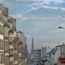 La tour Eiffel vue des hauteurs de Belleville, un quartier du nord-est de Paris.
