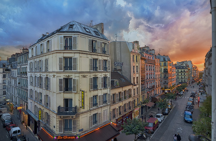 Un coucher de soleil sur la rue des Abbesses à Montmartre.