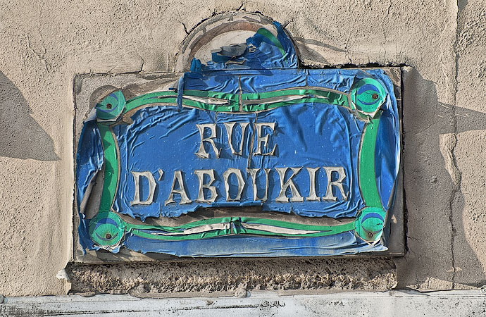 A street sign baked by the sun on rue d’Aboukir.