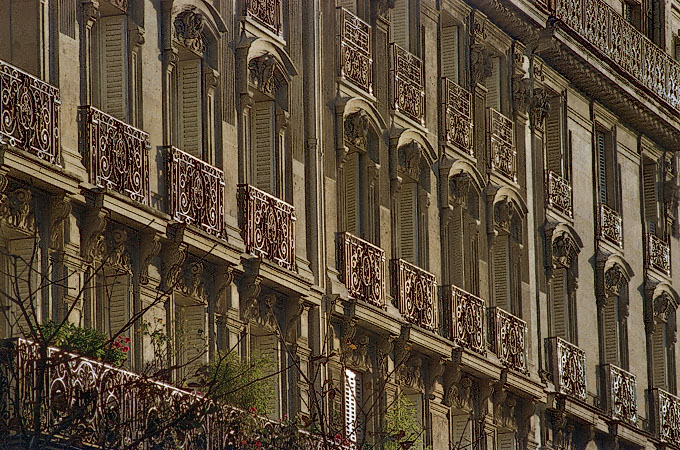 Des façades de bâtiments sur la rue d’Arcole.