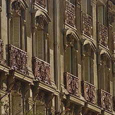 Des façades de bâtiments sur la rue d’Arcole.