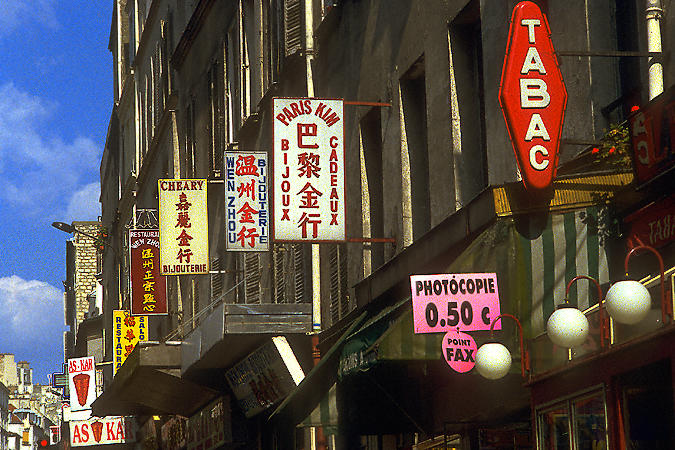Des enseignes des commerces asiatiques sur la rue de Belleville.