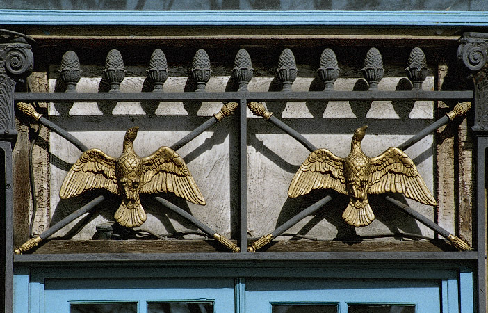 Two brass pigeons above the entrance to the Chez Julien restaurant on rue de l’Hôtel de Ville.