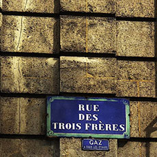 Une plaque émaillée sur la rue des Trois-Frères.