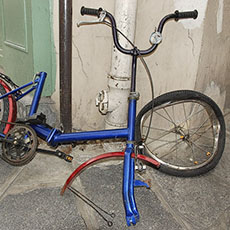A vandalized blue bicycle on rue du Temple.