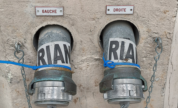 Labels above firemen’s water supply pipes indicating which one is on the left and which one is on the right on rue Tournefort.