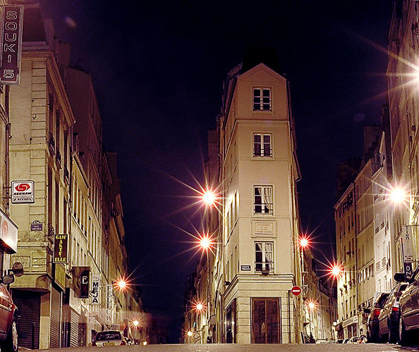 La rue de Cléry et la rue Beauregard la nuit.