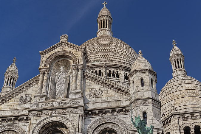 Le dôme, le fronton central et les coupoles de la façade sud du Sacré-Cœur.