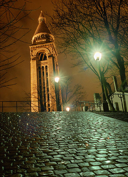 Le beffroi du Sacré-Cœur et des escaliers de la rue Lamarck le soir.