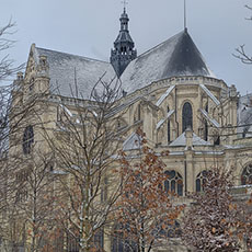 L’église Saint-Eustache sous la neige, vue de la place René-Cassin.