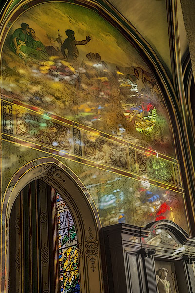 Des taches de lumière colorée sur une peinture murale à l’intérieur de l’église Saint-Gervais