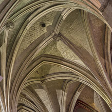 Les voûtes d’ogive sur le plafond dans l’église Saint-Séverin.