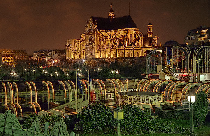 Saint-Eustache and le Forum des Halles at night.