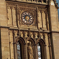 L’horloge sur la tour de la Mairie du Premier Arrondissement.