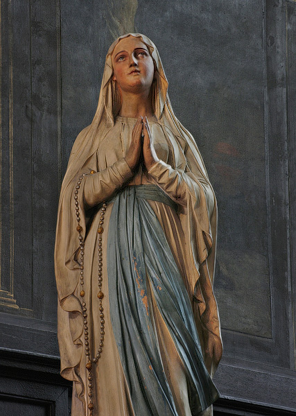 Une statue de la Vierge Marie dans l’église Saint-Merry.