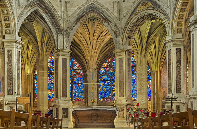 Le maître-autel et l’intérieur de l’église Saint-Séverin.