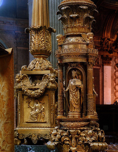 Des bougeoirs à côté du maître-autel de l’église Saint-Sulpice.