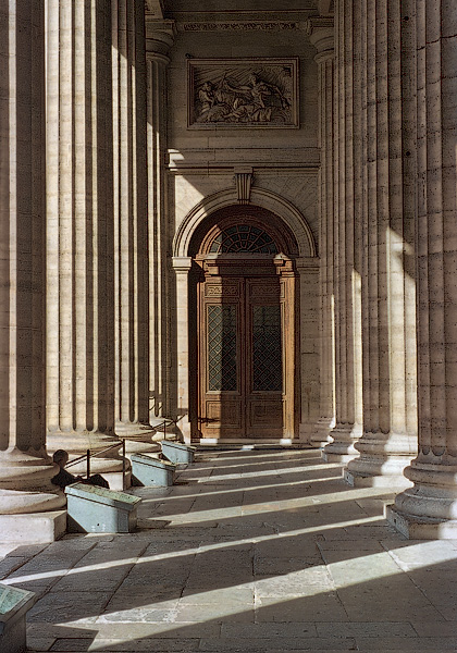 Des ombres dans le porche de l’église Saint-Sulpice.