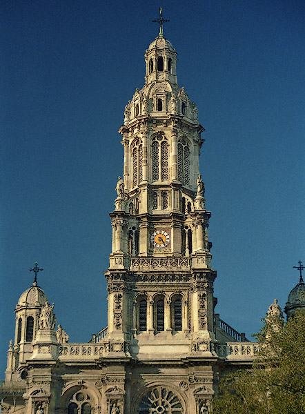 La façade principale de l’église de la Sainte-Trinité.