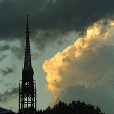 Des nuages au coucher du soleil derrière la flèche de Sainte-Chapelle.