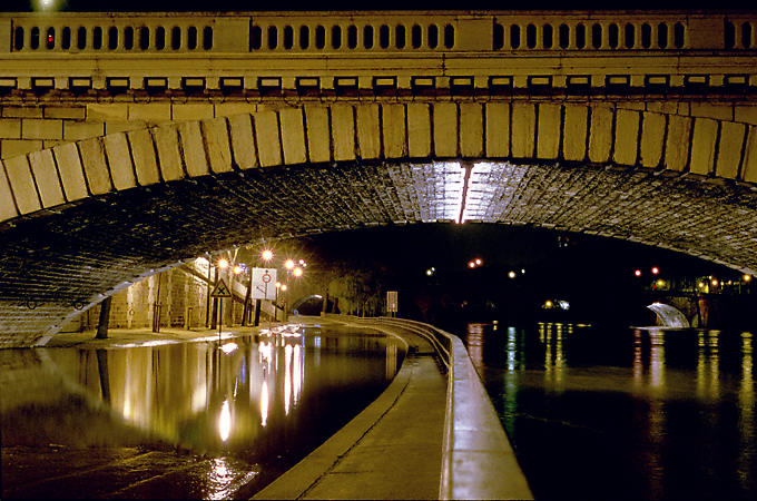 Le quai Henri IV couvert d’eau lors des crues de la Seine en mars 2001.