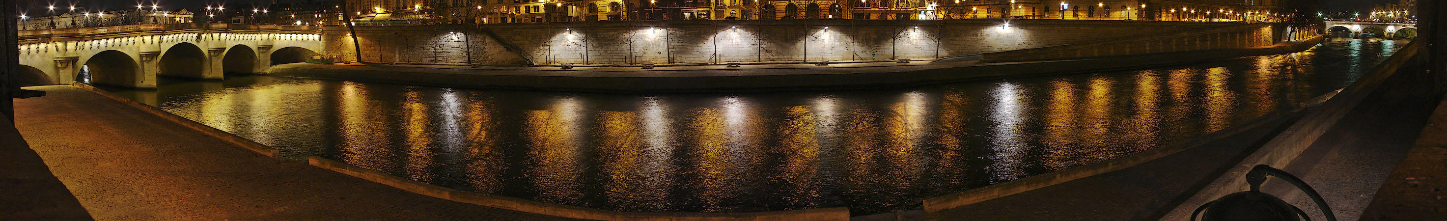 Un panorama du pont Neuf, pont Saint-Michel, quai des Orfèvres, île de la Cité et la Seine le soir.