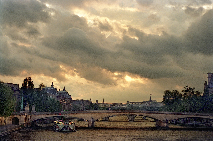 Des nuages impressionnants flottent au-dessus de la Seine.