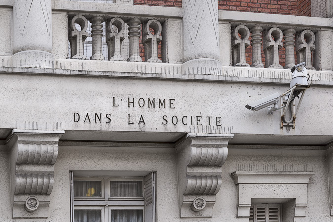 Une caméra de surveillance à côté du slogan: «L’homme dans la société» sur le bâtiment de l’Ordre maçonnique mixte international «le Droit humain».